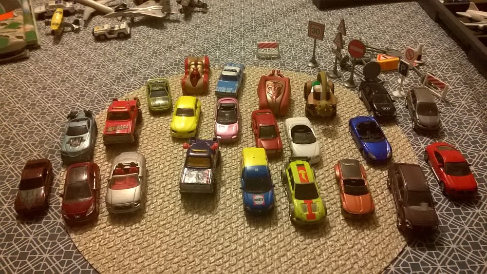 Lot de petites voitures + tapis + le Garage Jeux / jouets