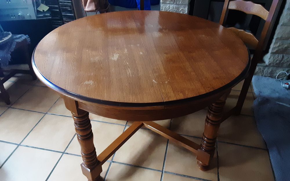 Table ronde de 120cm et 4 chaises Meubles