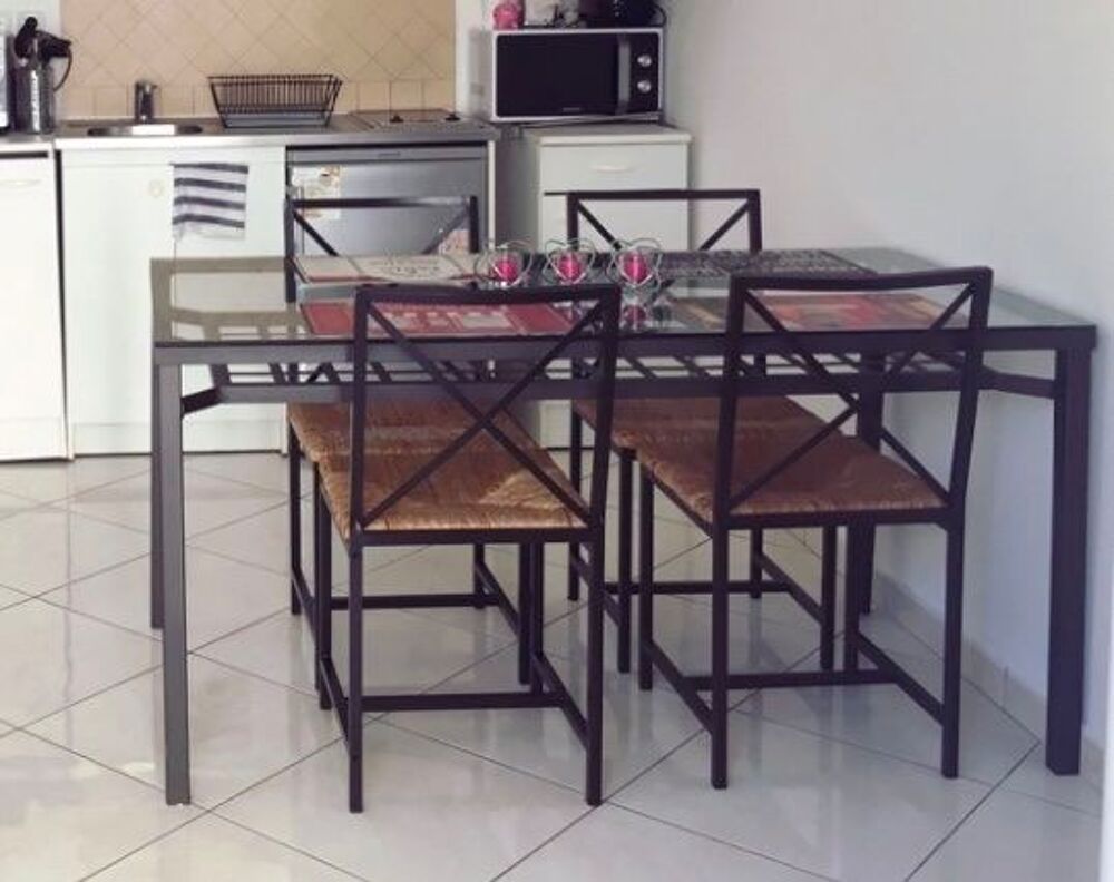 Table de cuisine en verre avec 4 chaises Meubles