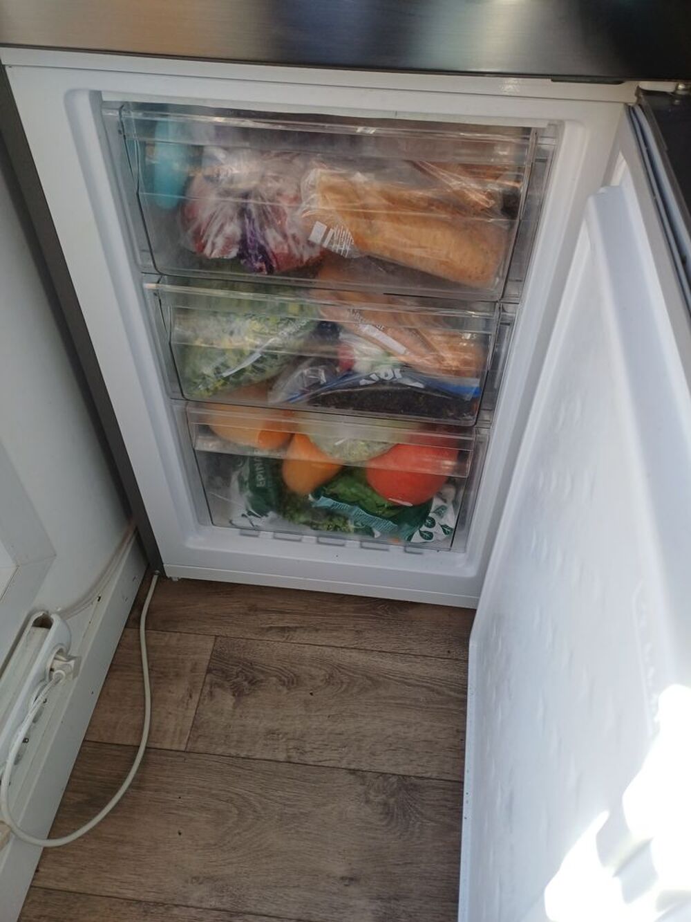 Refrig&eacute;rateur combin&eacute; ESSENTIEL B Electroménager