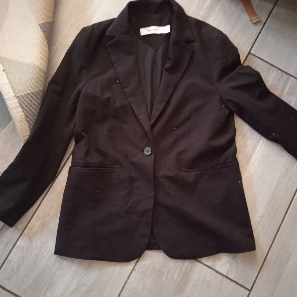 Veste tailleur taille S marque Bershka 100% polyester, coule Vêtements