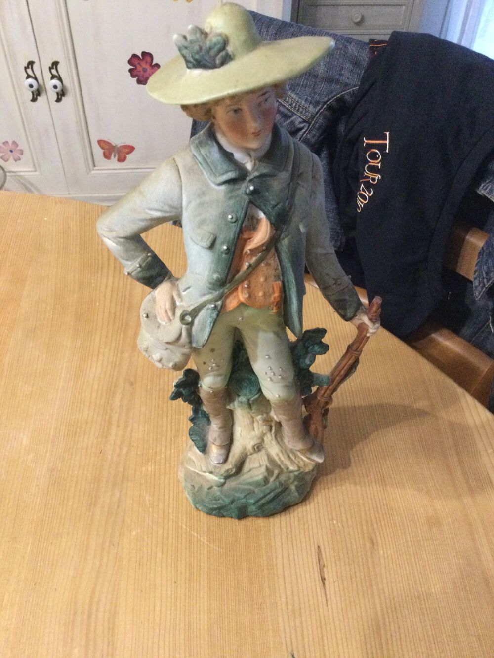 Statue ancienne Biscuit jeune homme au fusil Décoration