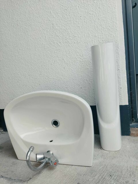 lavabo colonne et sa robinetterie 50 La Rochelle (17)