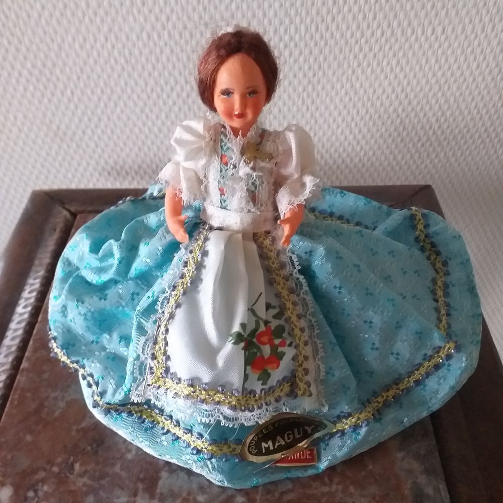Poupee folklorique MAGUY, en costume traditionnel de MARMANDE (Lot et Garonne) 