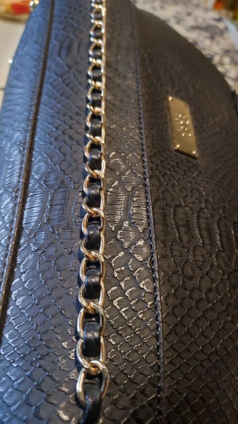 Superbe sac cuir vegan façon reptile. breloque en fausse fourrure. BCBG. plusieurs compartiments intérieur 145 Verneuil-sur-Seine (78)