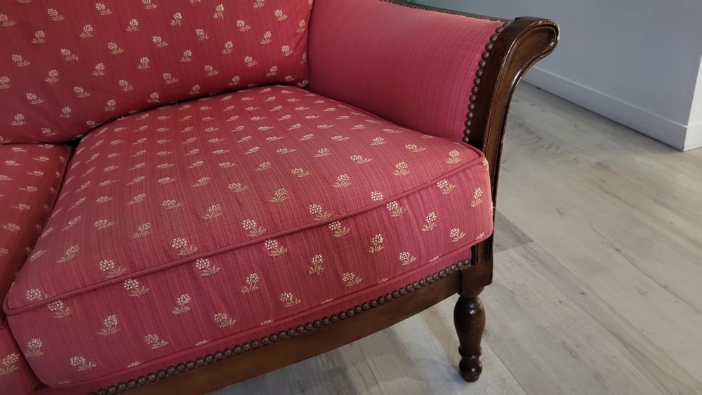 d'un ensemble de salon deux canap&eacute;s et un fauteuil Meubles
