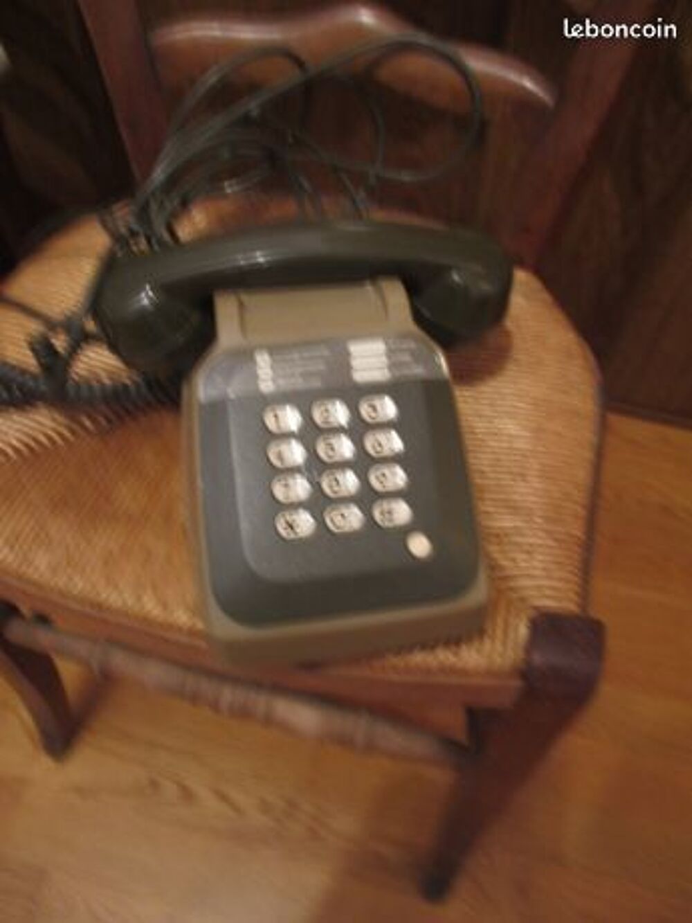Ancien t&eacute;l&eacute;phone vert et son &eacute;couteur VINTAGE Téléphones et tablettes
