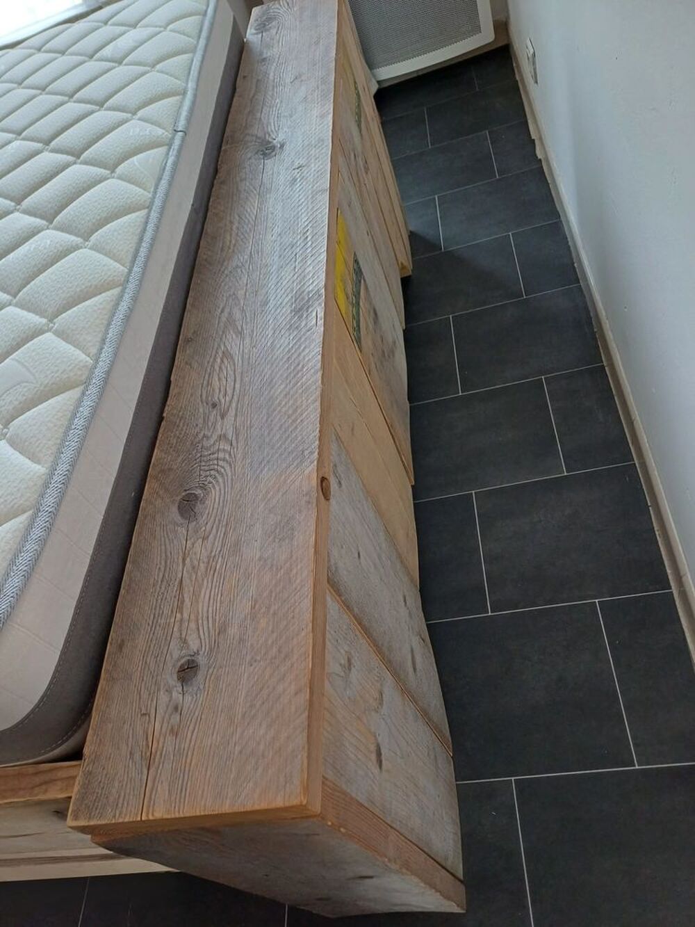 Tr&egrave;s beau lit+ 2 tables de chevet Meubles