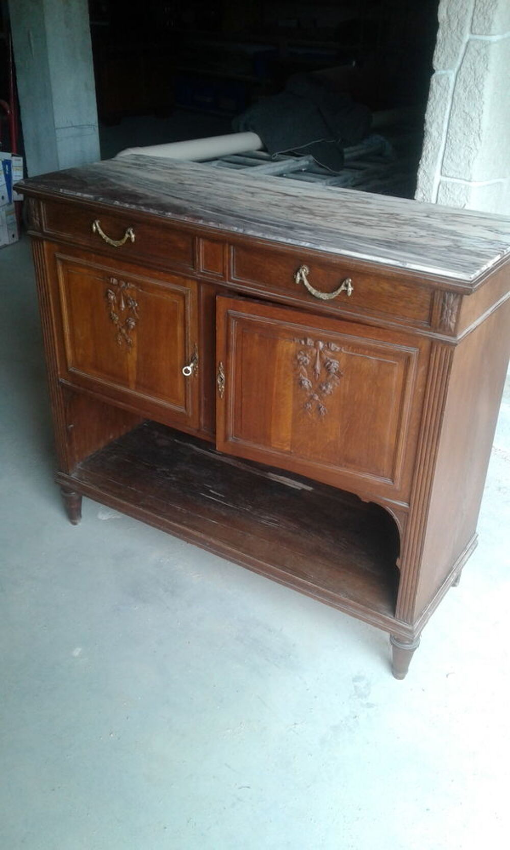Buffet bas recouvert de plateau en marbre
Meubles
