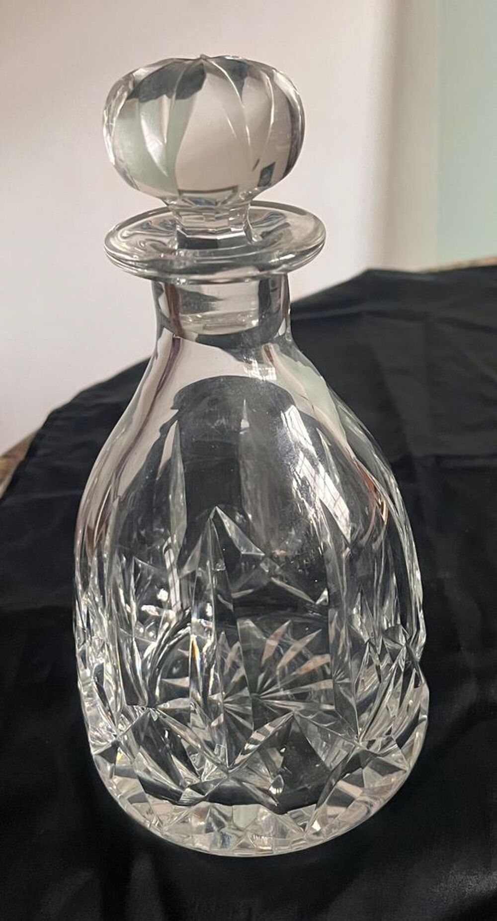 SAINT-LOUIS, Carafe en cristal taill&eacute; avec son bouchon 