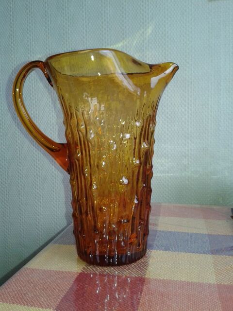 Pichet en verre soufflé ancien de couleur ocre 50 Dijon (21)