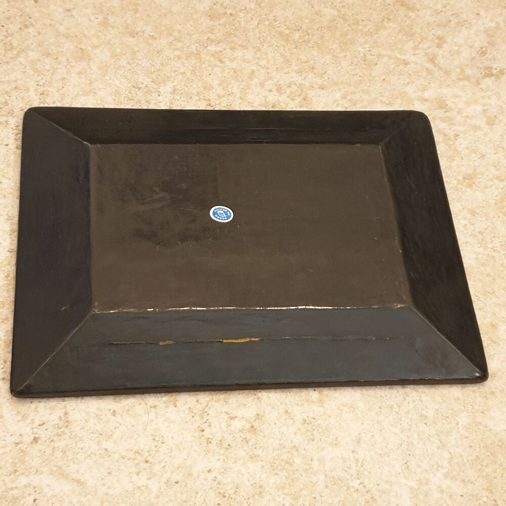 Ancien plateau en bois grav&eacute; noir et rouge Mexicain 19X25 cm Décoration