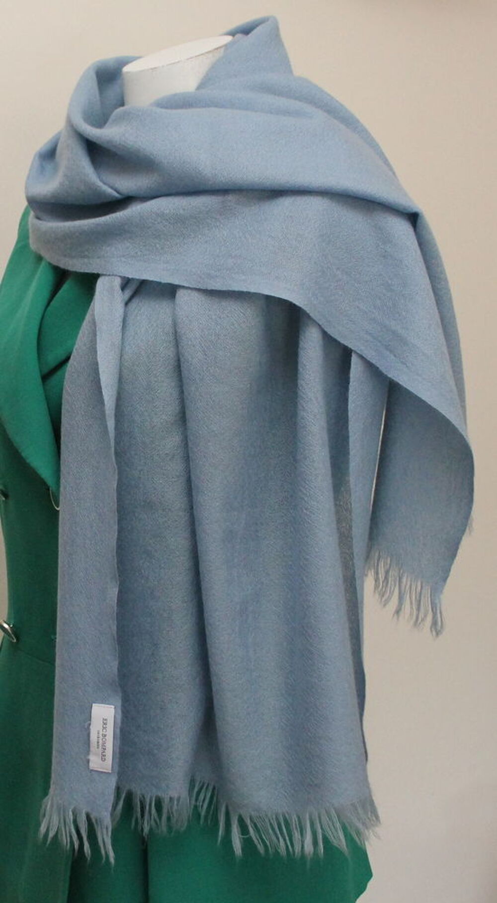 Echarpe cachemire et soie bleue ERIC BOMPARD
Vêtements