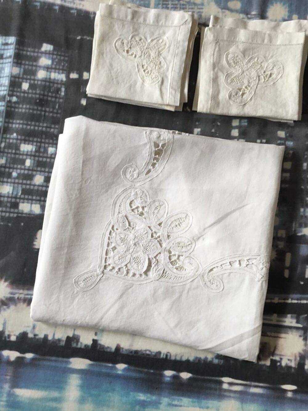 Nappe avec appliques en dentelle et ses serviettes Bon &eacute;tat Décoration