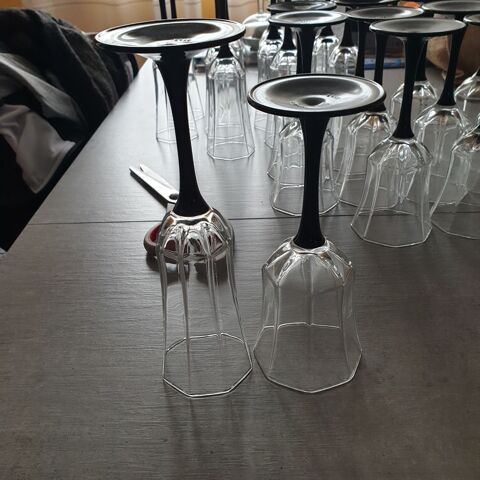 11 fl�tes et 14 verres � vin en verre pied noir 20 Brignoles (83)
