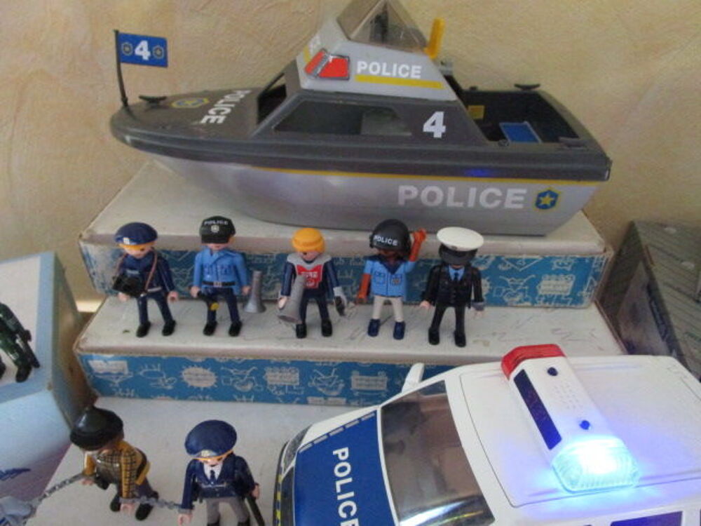 LOT PLAYMOBIL VOITURE +BATEAU+PERSONNAGES POLICE Jeux / jouets