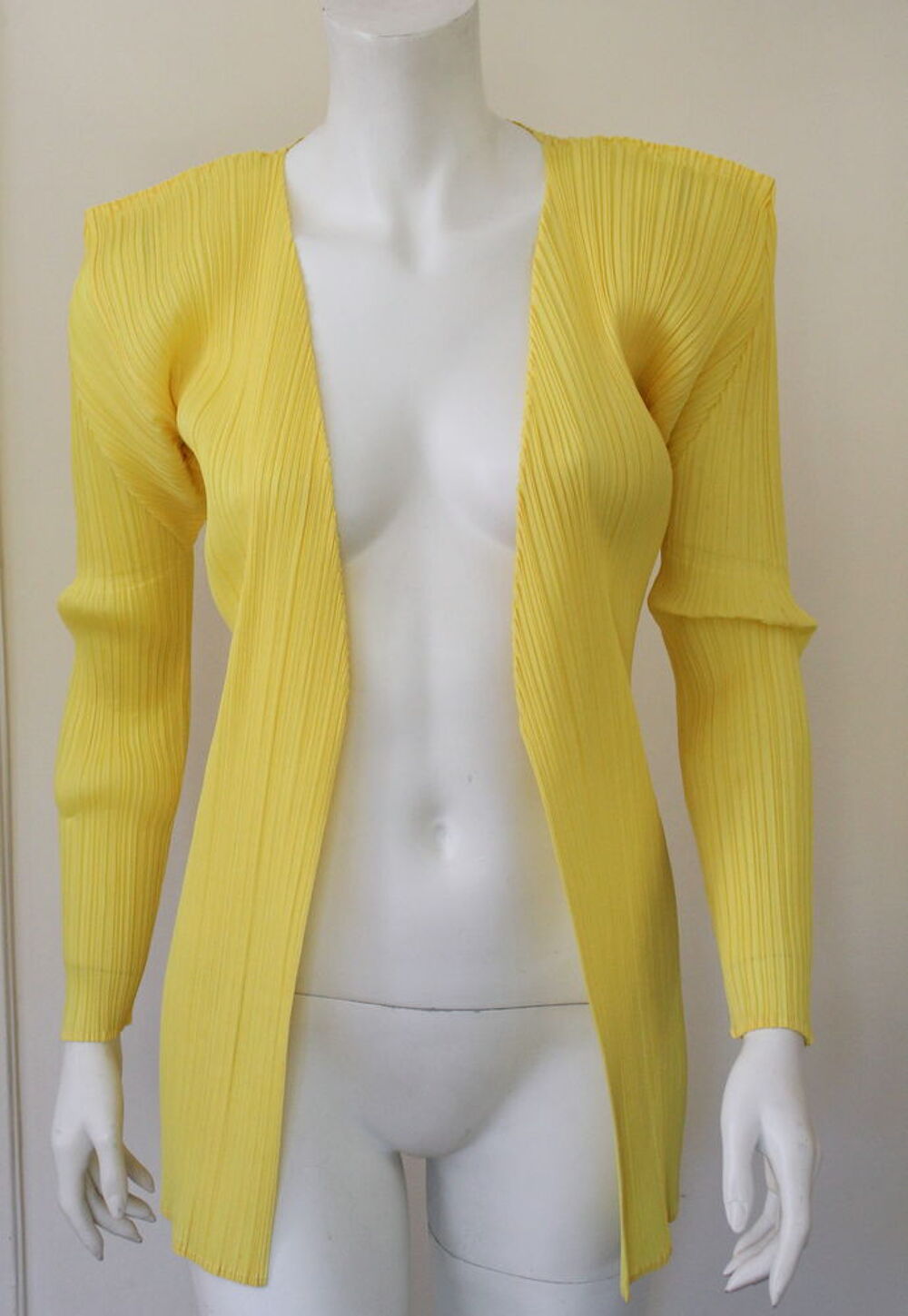 Veste jaune vif PLEATS PLEASE T.4
Veste ISSEY MIYAKE Vêtements