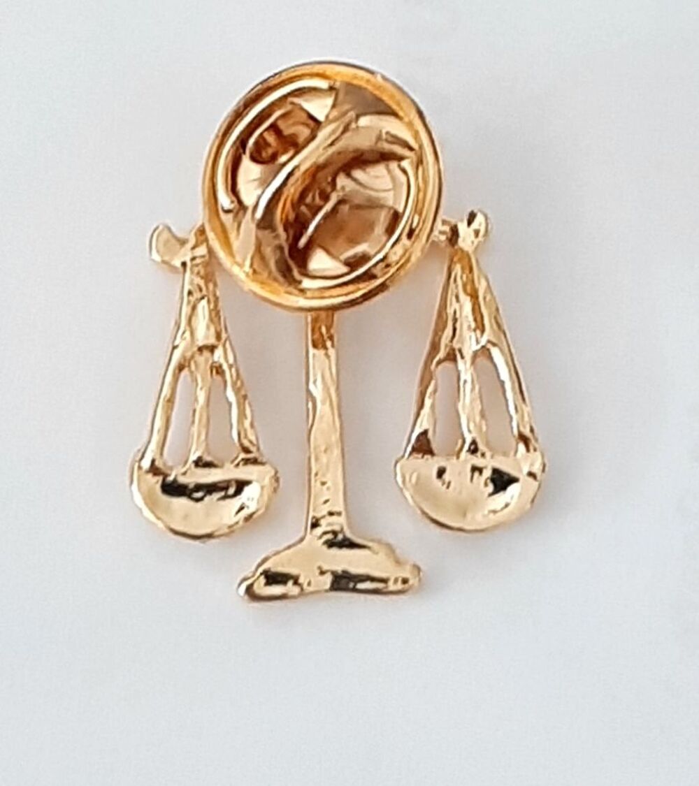 Pin's bijoux dor&eacute; Balance 