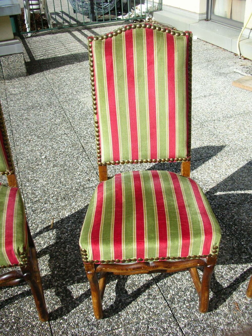 4 chaises de style Louis XIII (?) avec leurs housses. Meubles