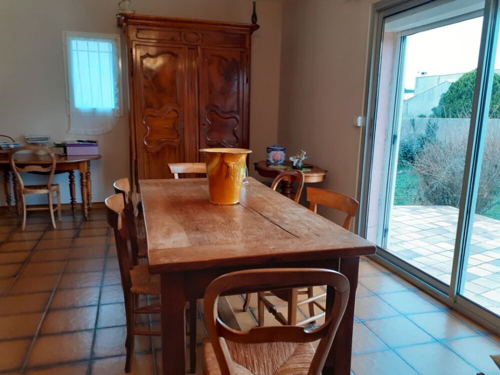 Armoire, bahut, fauteuils, vaisselles, etc.... Meubles