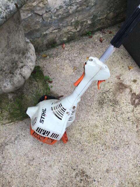 DEBROUSSAILLEUSE thermique, marque STIHL ,outils adaptables 130 Nevers (58)