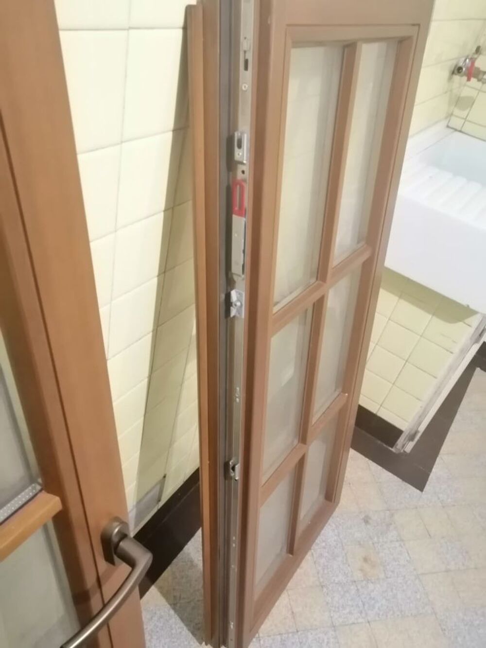 Fen&ecirc;tre en bois couleur ch&ecirc;ne. 
Meubles