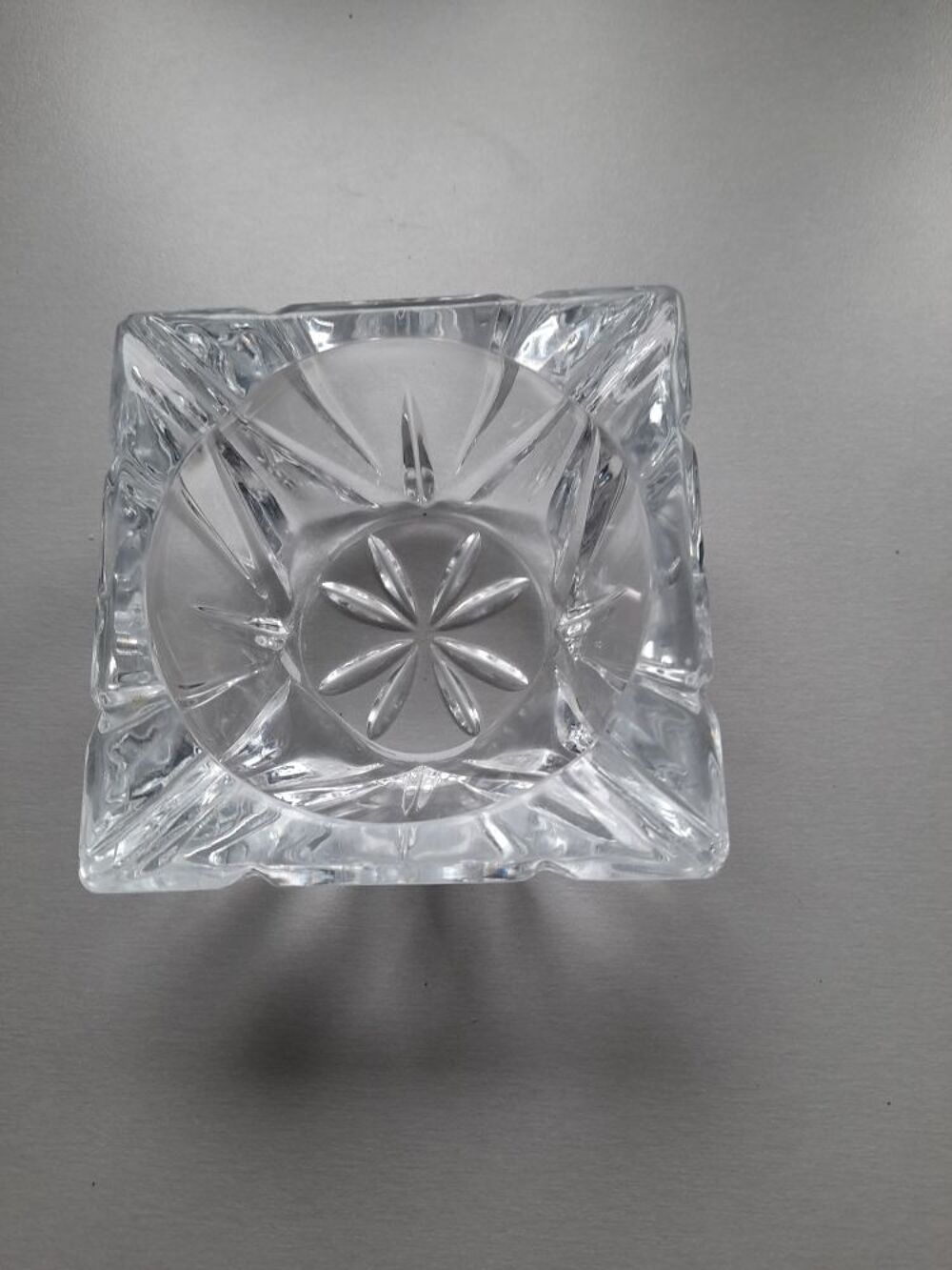 cendrier en cristal tr&egrave;s travaill&eacute; Décoration