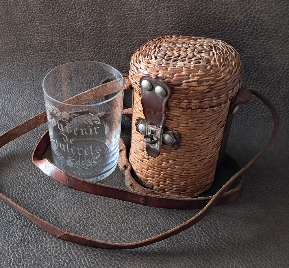 verre de curiste avec din &eacute;tui tress&eacute; souvenir de Cauterets 