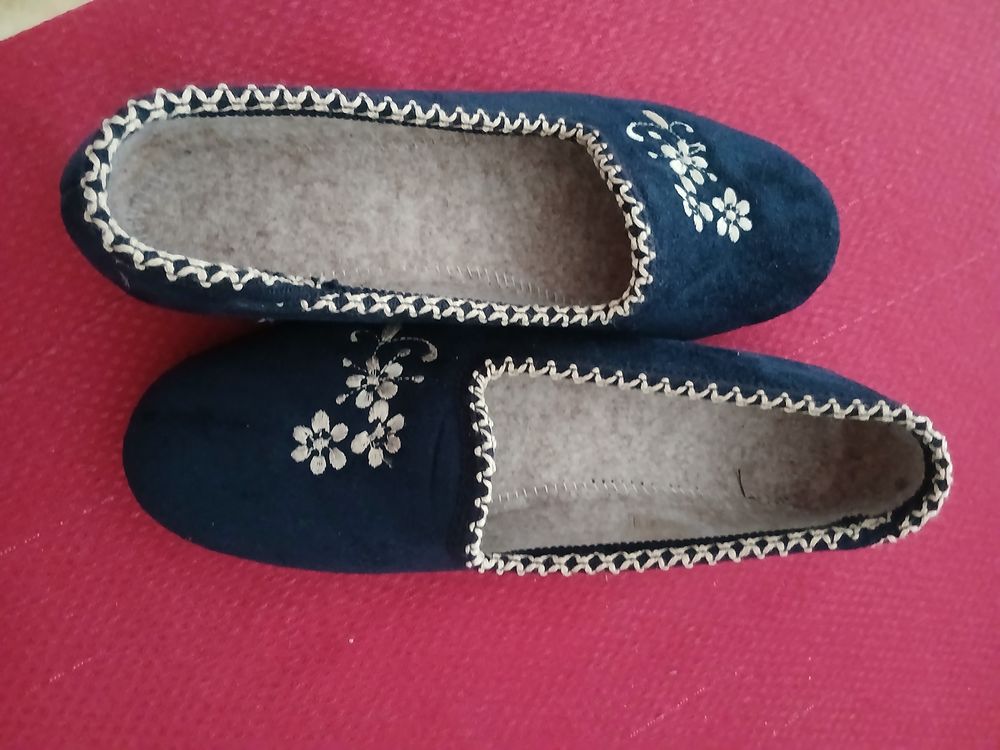 Une paire de pantoufle Femme Chaussures