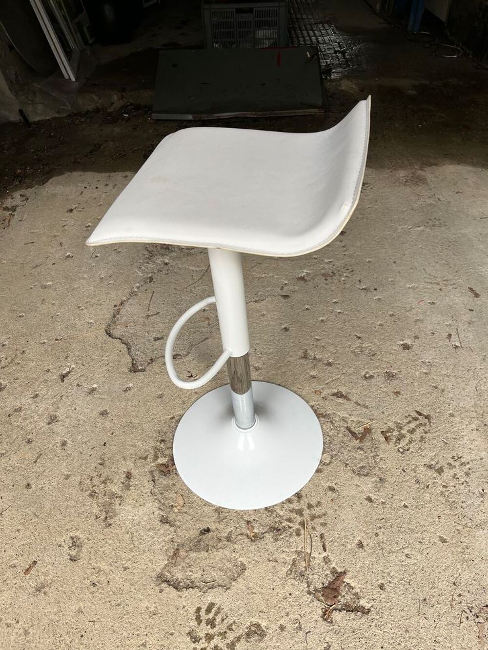2 tabourets de bar en cuir blanc sur pied rond Meubles