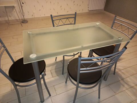 Table et 4 chaises de cuisine en tr�s bon �tat 50 Aix-les-Bains (73)
