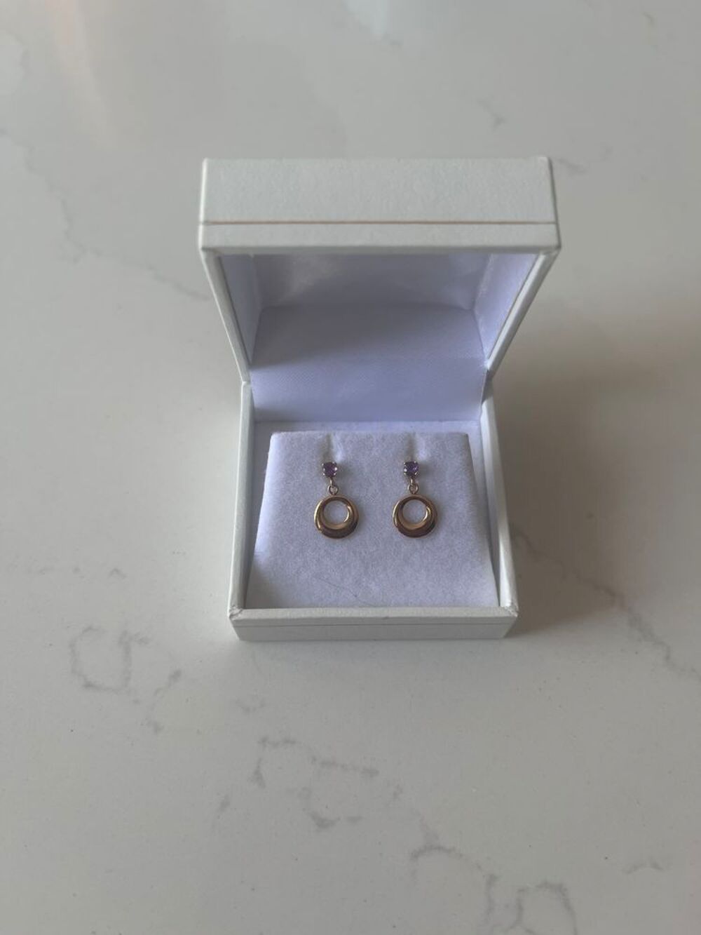 Boucles d'oreilles et am&eacute;thystes Bijoux et montres