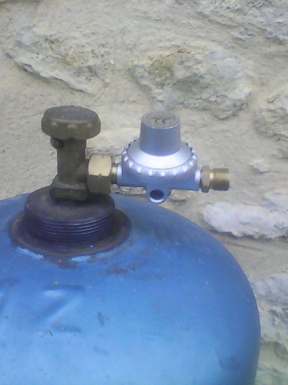 Bouteille de gaz avec d&eacute;tendeur neuf. Bricolage