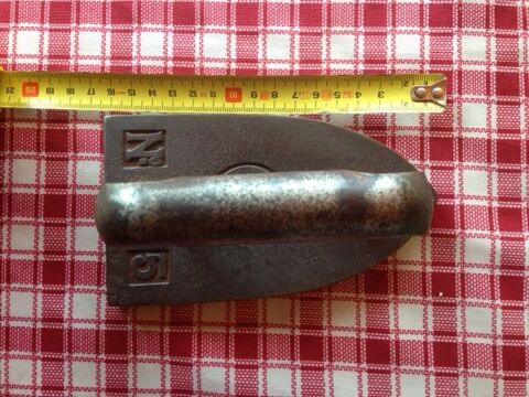 Fer  repasser ancien, en fonte, 15 Gentilly (94)