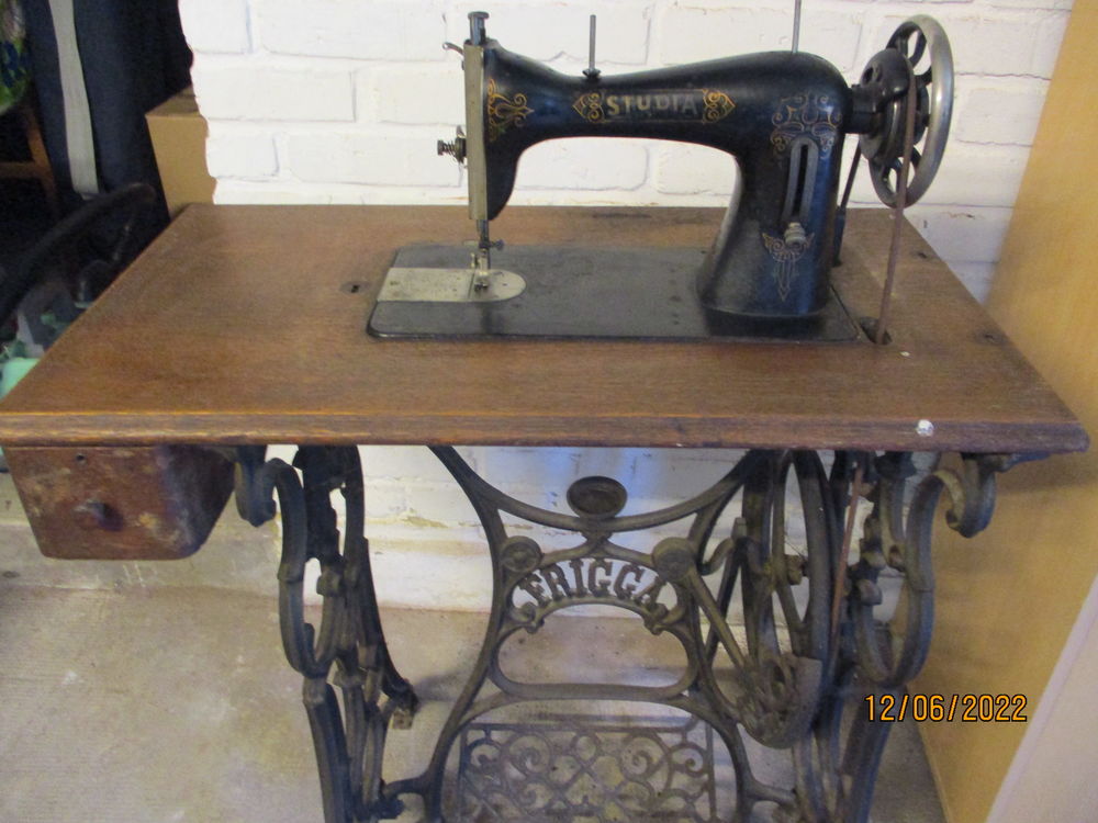 Machine a coudre ancienne de Marque Frigga Meubles