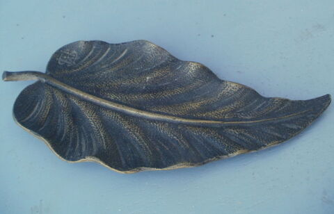Feuille en bronze sur petits pieds, estampill� SM 7 Montauban (82)