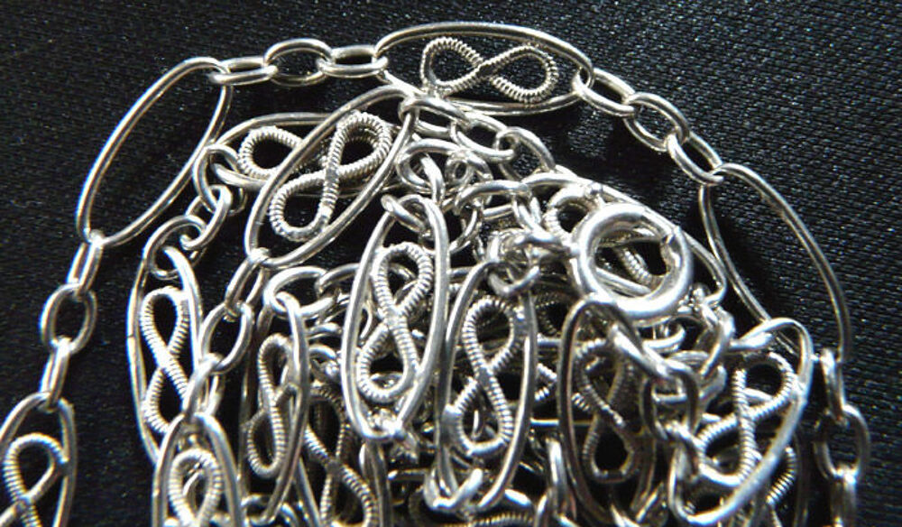 Belle et grande Cha&icirc;ne en Argent &agrave; motifs d'&eacute;poque 1880 Bijoux et montres