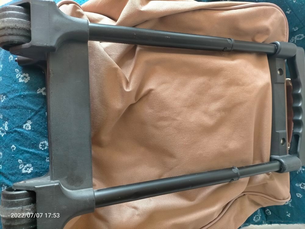 Petite valise &agrave; roulettes marron clair et blanche 46X 35cm
Maroquinerie