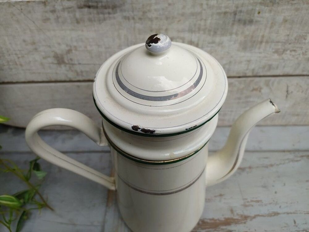 Ancienne Cafeti&egrave;re &Eacute;maill&eacute;e Blanche &agrave; Liser&eacute; Gris Bord Vert Décoration
