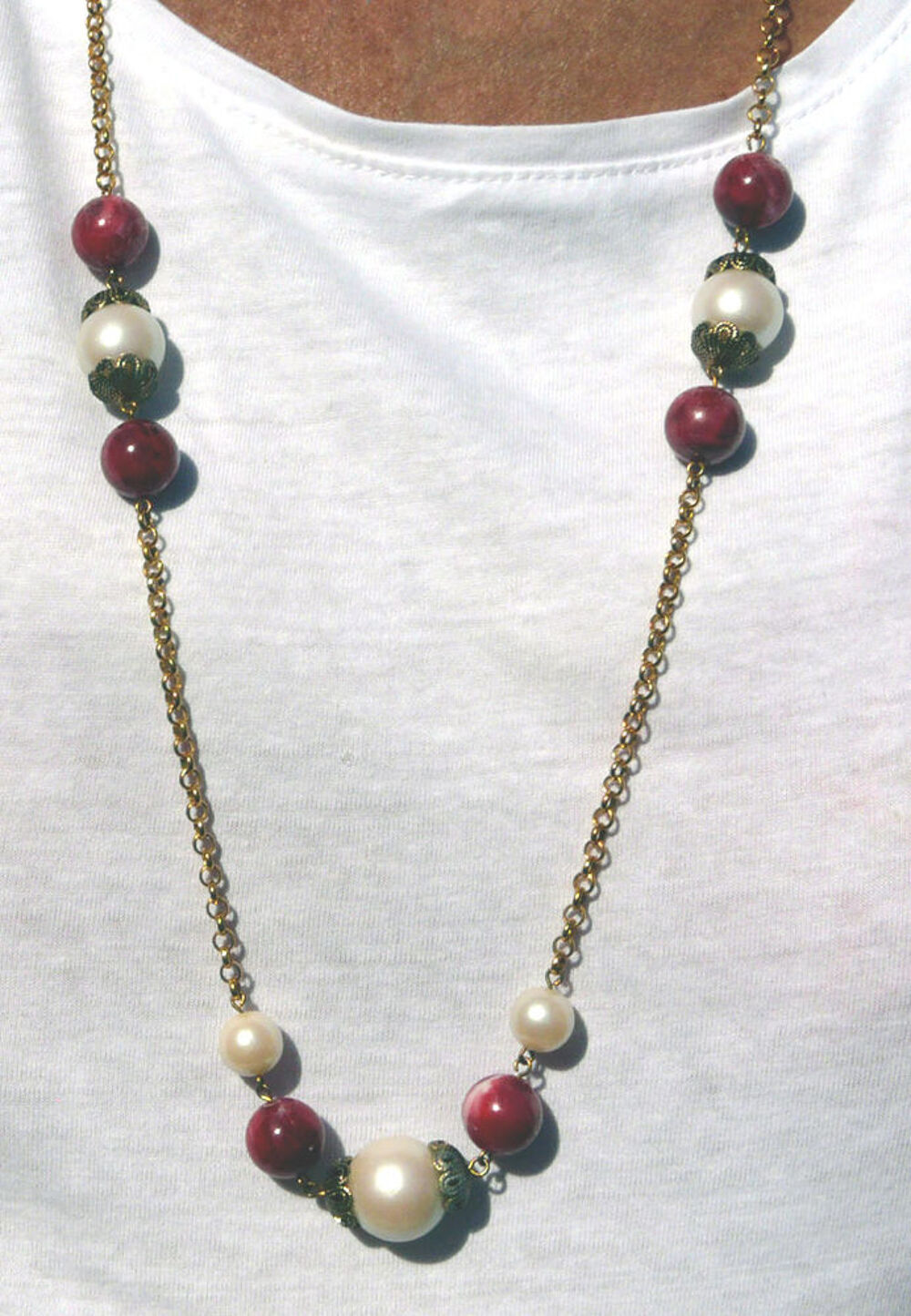 Collier perles couleur nacre et ros&eacute;es cha&icirc;nette dor&eacute;e- 90's Bijoux et montres