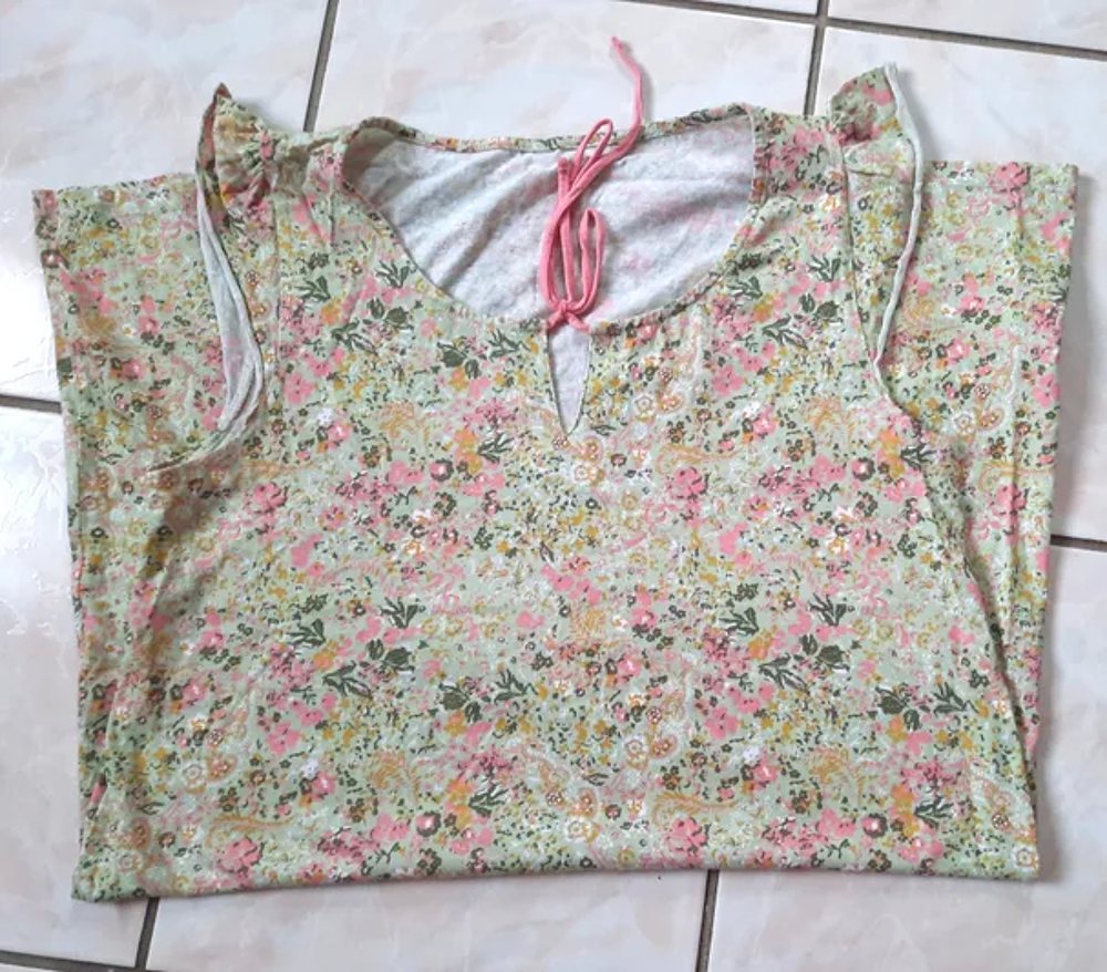 Nuisette ou robe de nuit fleuri T 42 - quasi neuf Vêtements