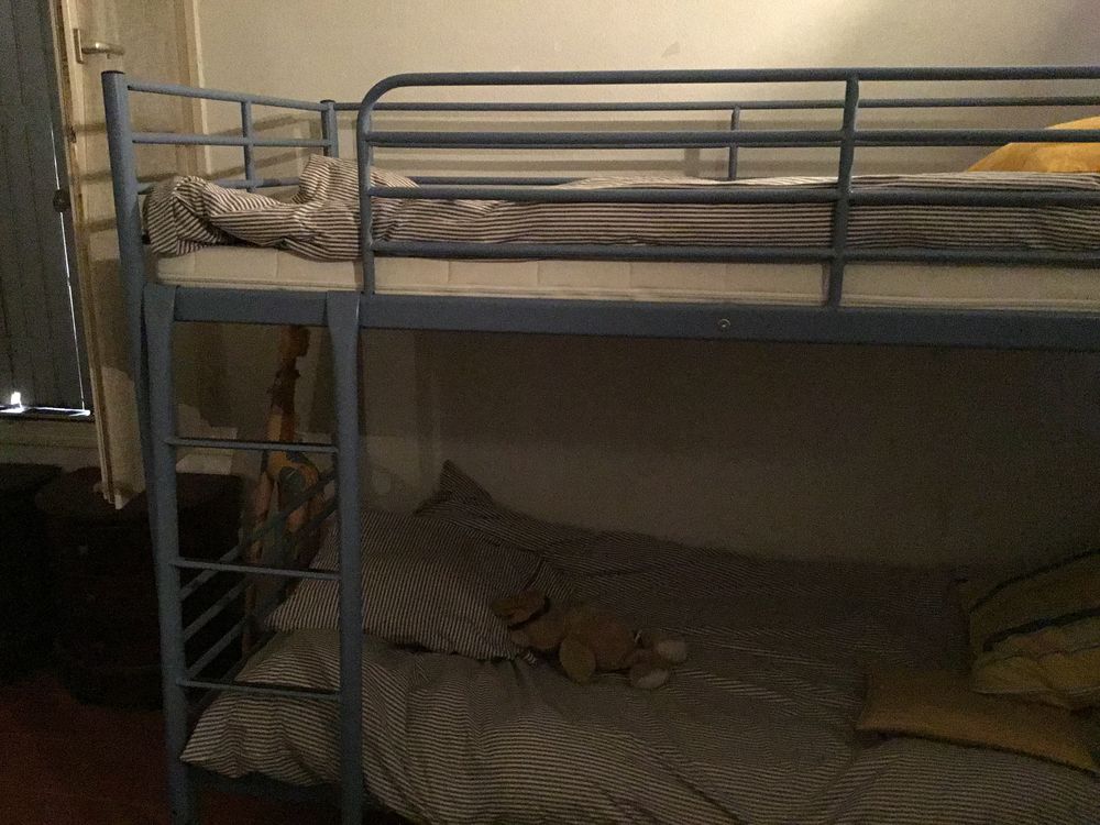 Donne lits superpos&eacute;s et un lit ainsi que deux matelas 
Mobilier enfants