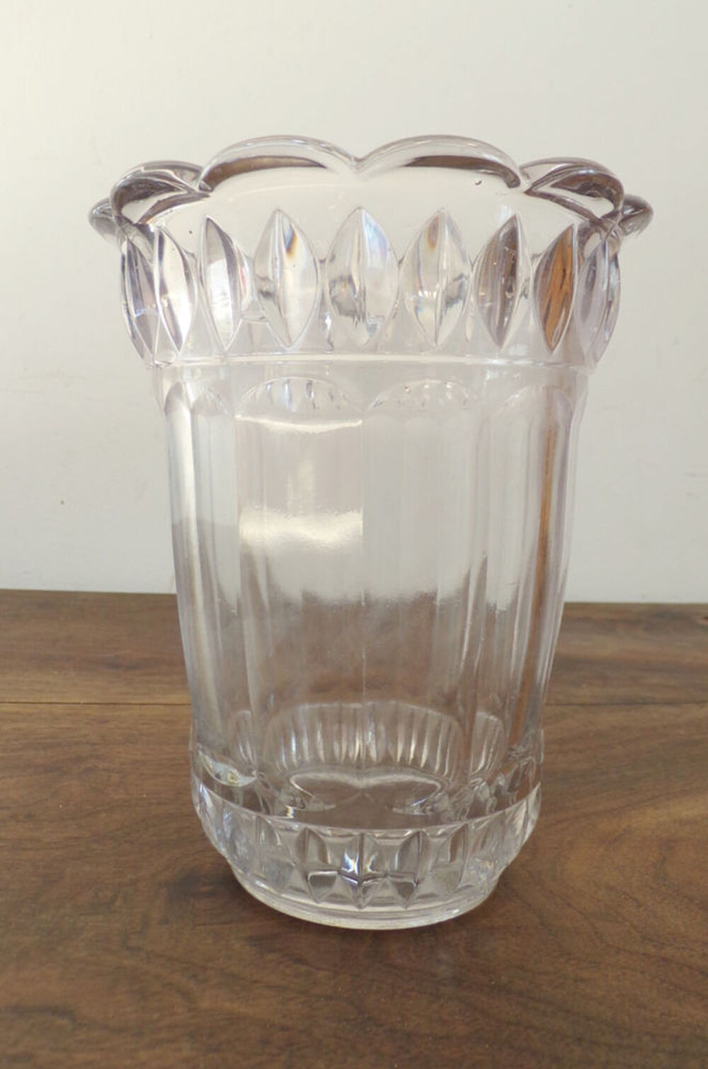 Vase en verre &eacute;pais frise g&eacute;om&eacute;trique , forme de p&eacute;tale Décoration