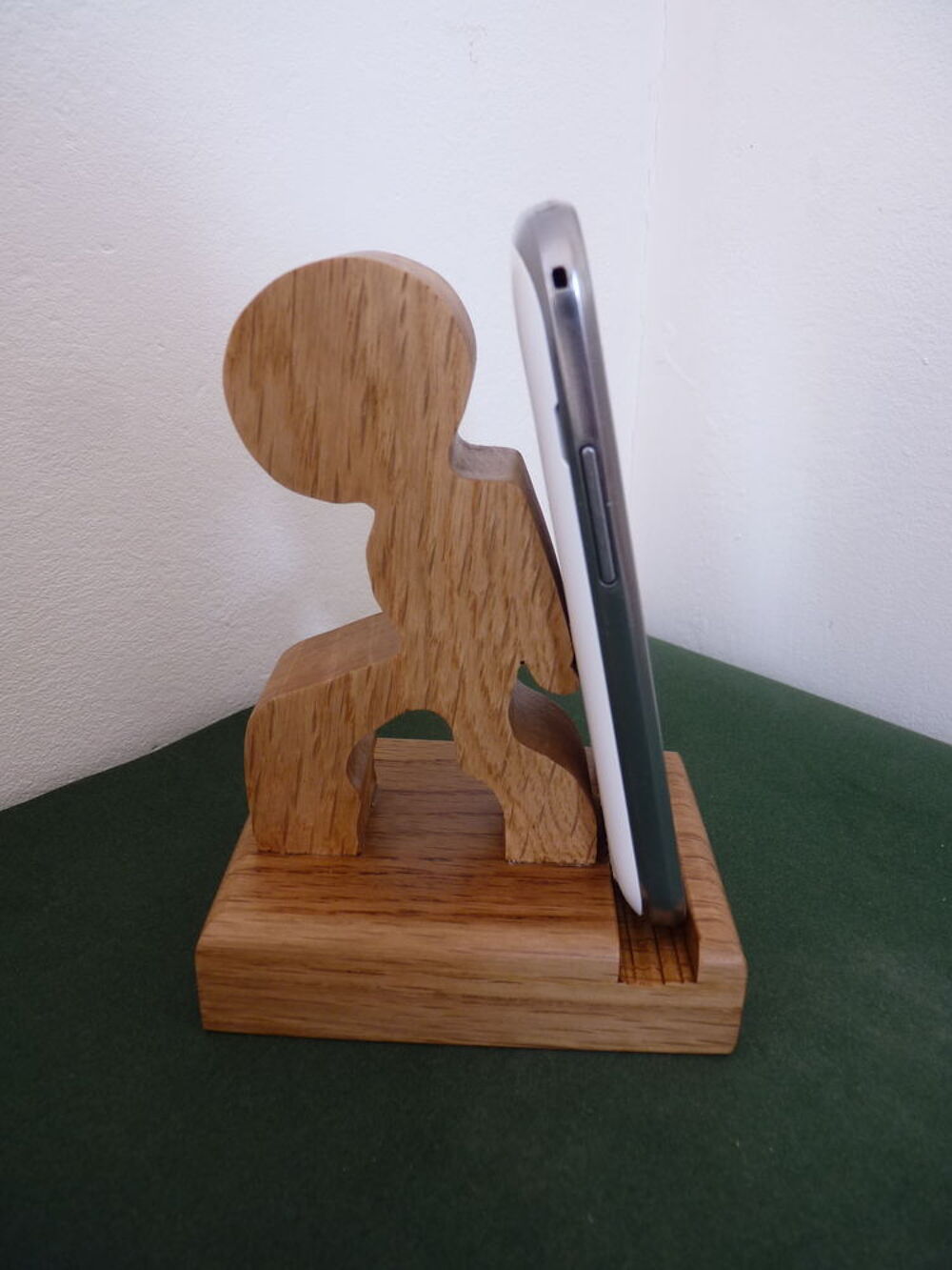 support t&eacute;l&eacute;phone en bois massif vernis satin&eacute; Téléphones et tablettes