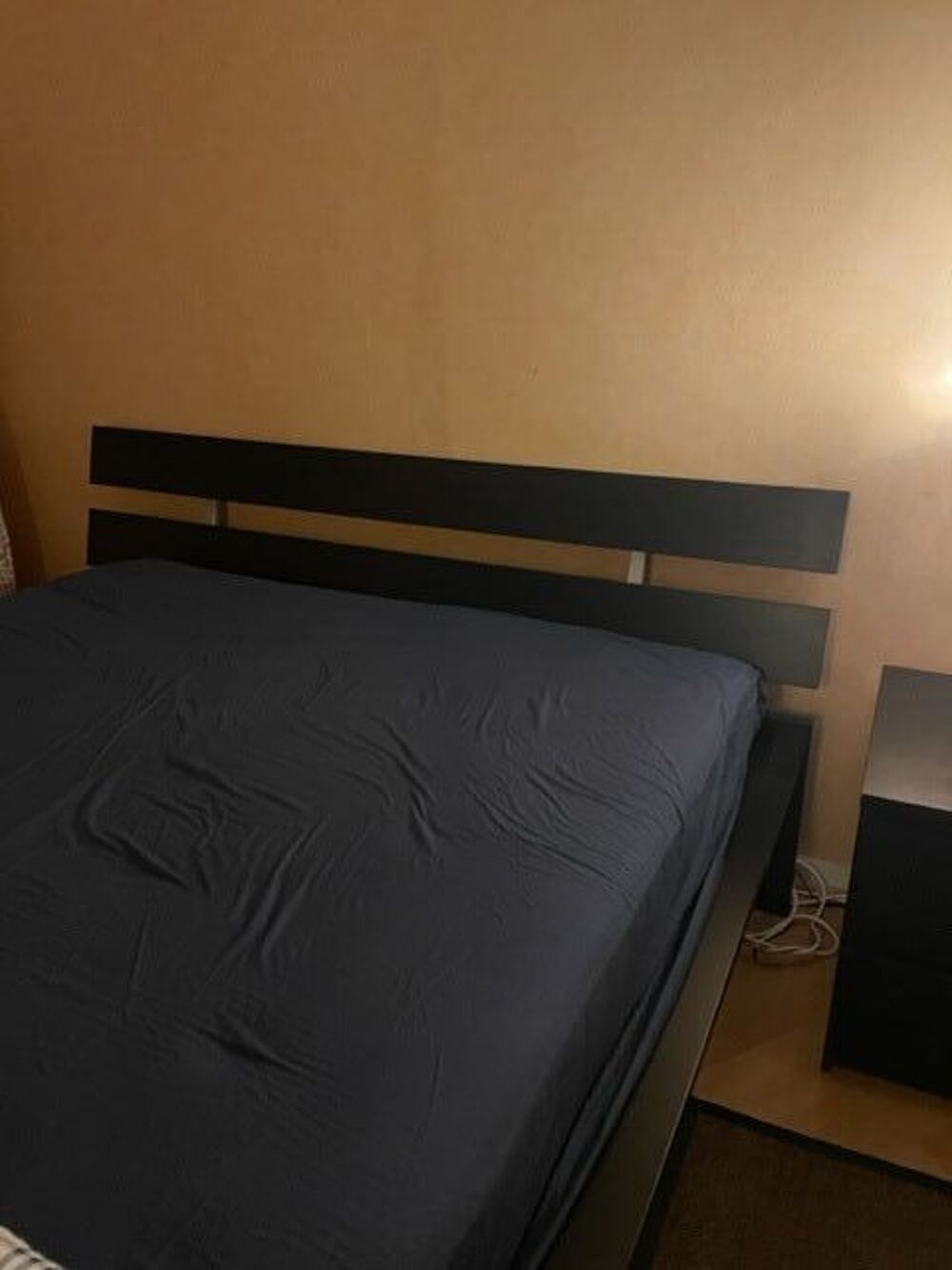 lit ikea 160x200 marron + chevet 
bon &eacute;tat Meubles