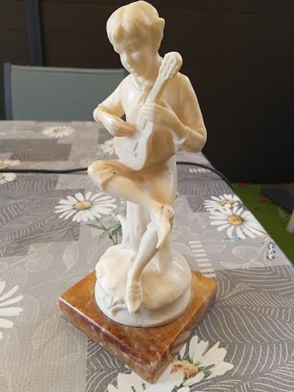 STATUETTE ENFANT JOUANT DE LA GUITARE Décoration