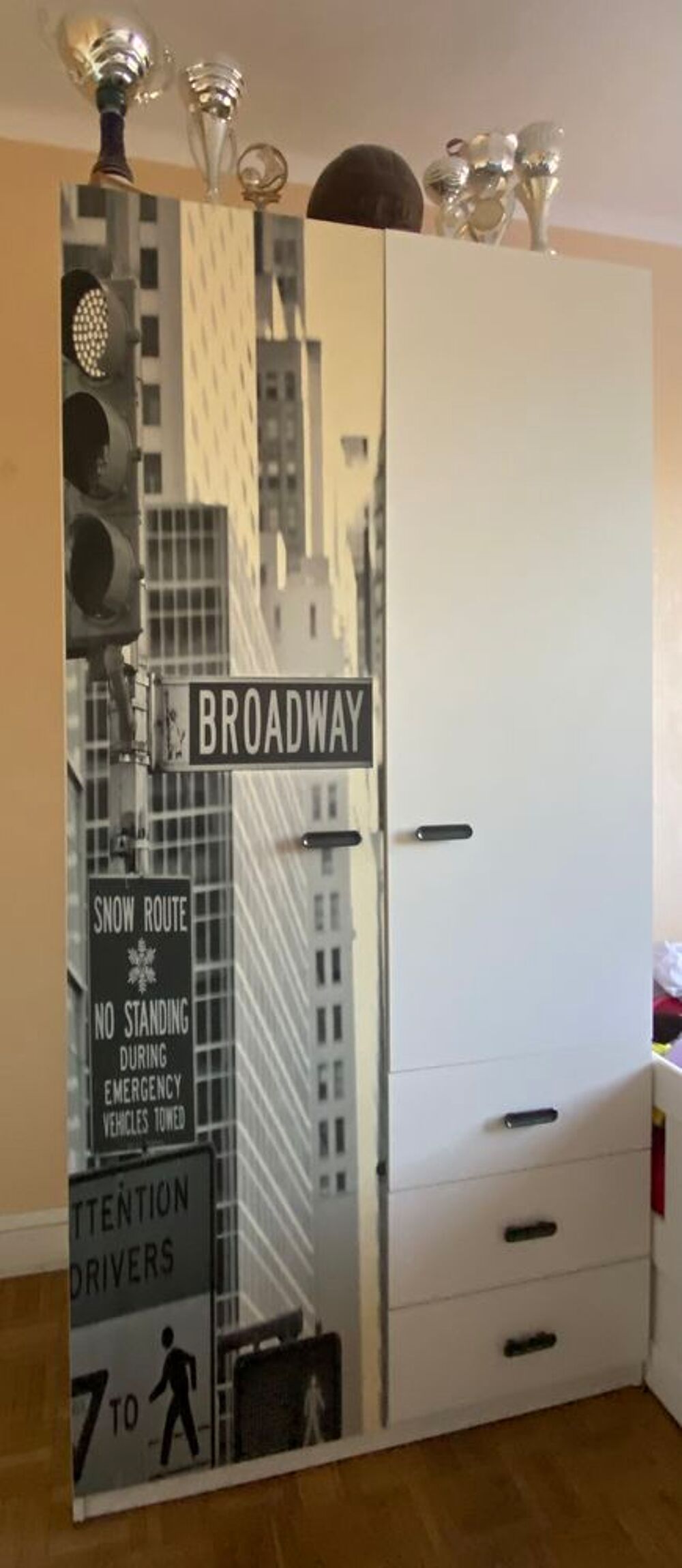 Armoire chambre d'enfant avec d&eacute;co NewYork Meubles