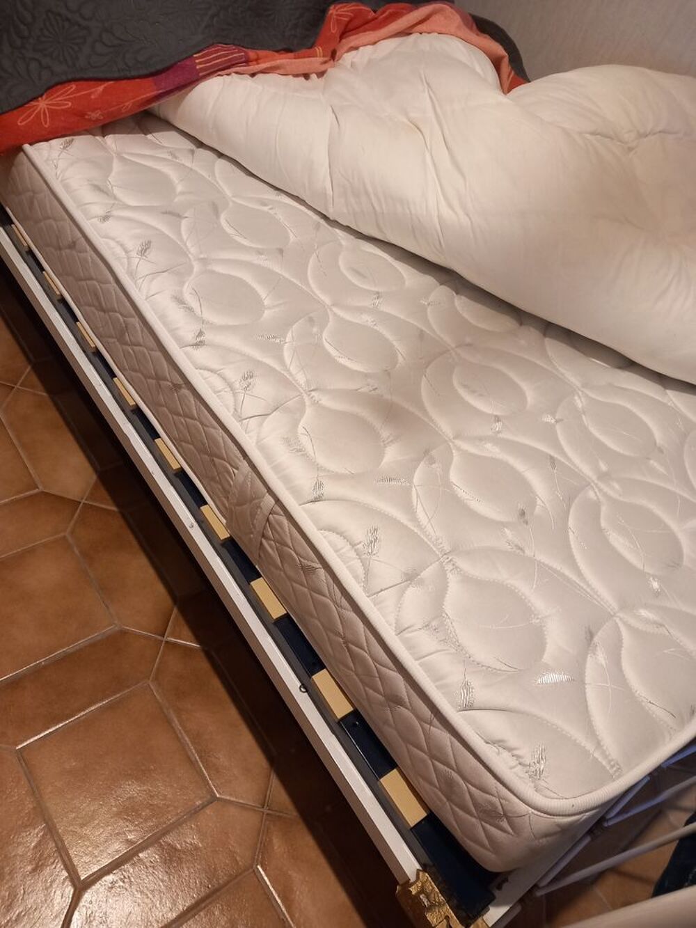 Lit m&eacute;tallique + sommier + matelas de qualit&eacute; Meubles