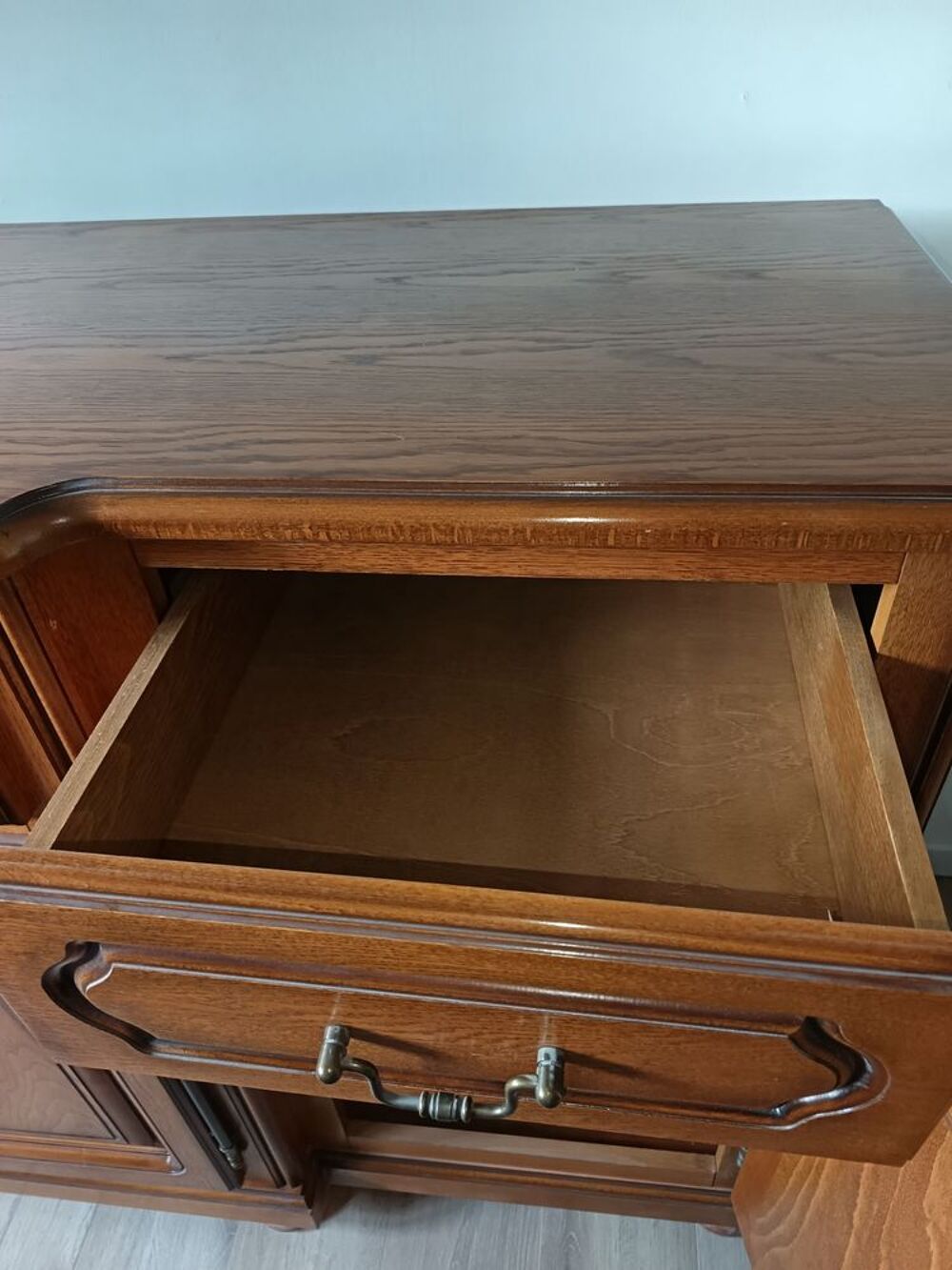 un buffet type enfilade et/ou un canap&eacute; fixe en cuir, Meubles