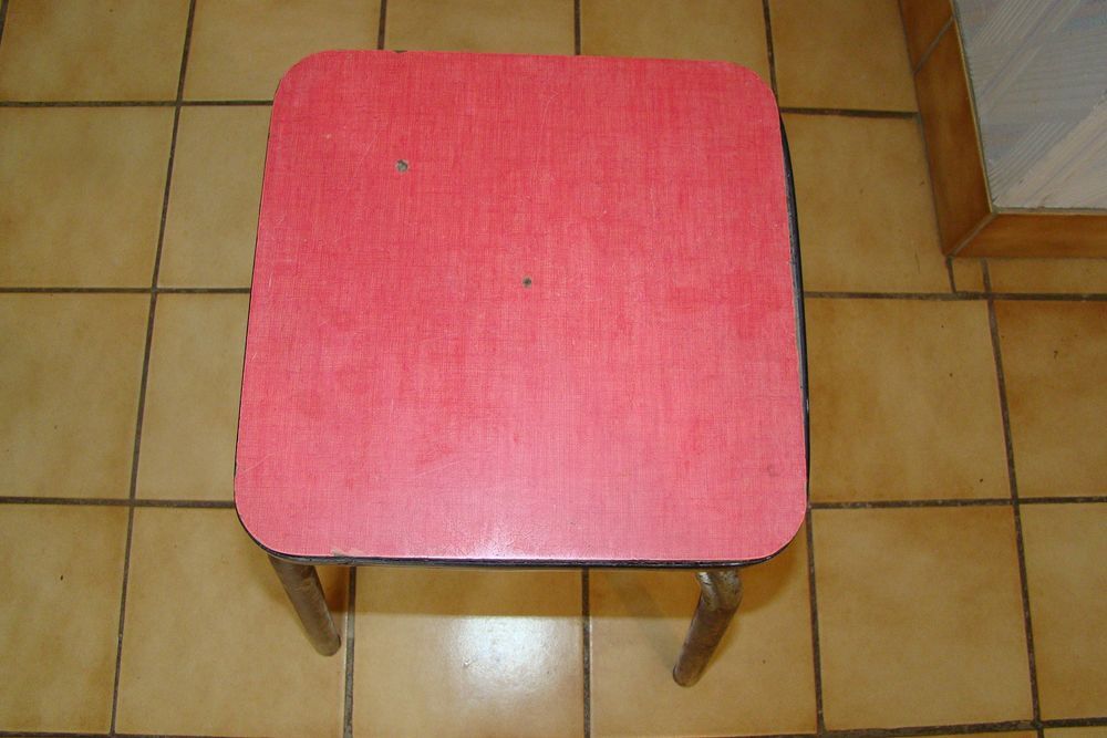 Tabouret en formica rouge ann&eacute;es 1960 Meubles
